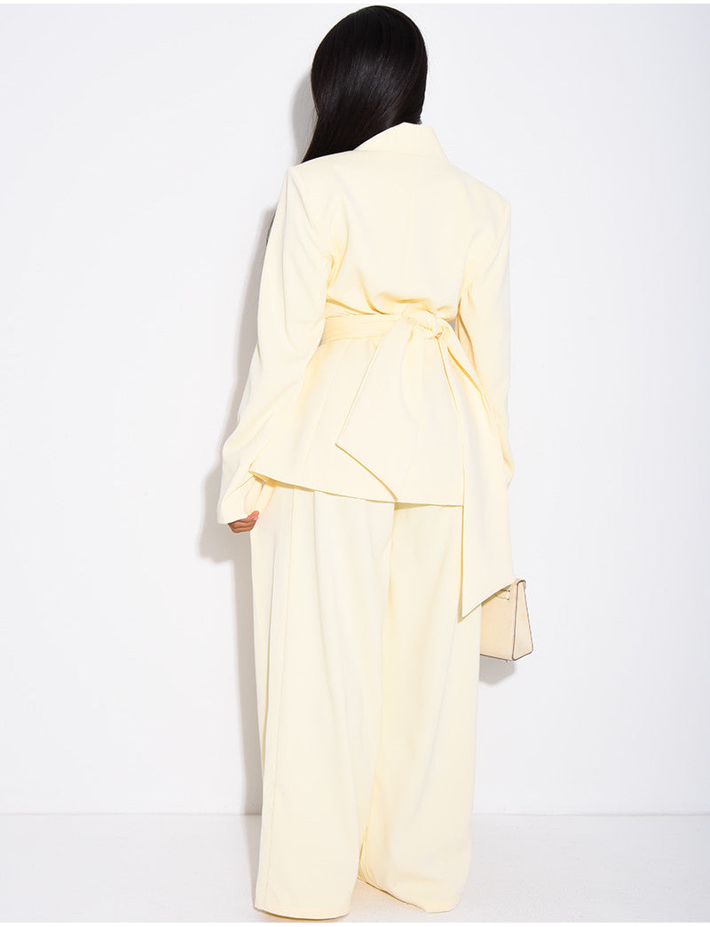 Ensemble de tailleur pantalon et blazer à nouer avec broche dorée