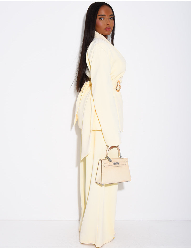Ensemble de tailleur pantalon et blazer à nouer avec broche dorée