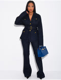 Ensemble en jeans pantalon coupe flare et blazer à boutons officiers