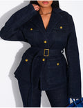 Ensemble en jeans pantalon coupe flare et blazer à boutons officiers