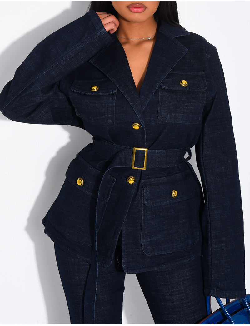 Ensemble en jeans pantalon coupe flare et blazer à boutons officiers