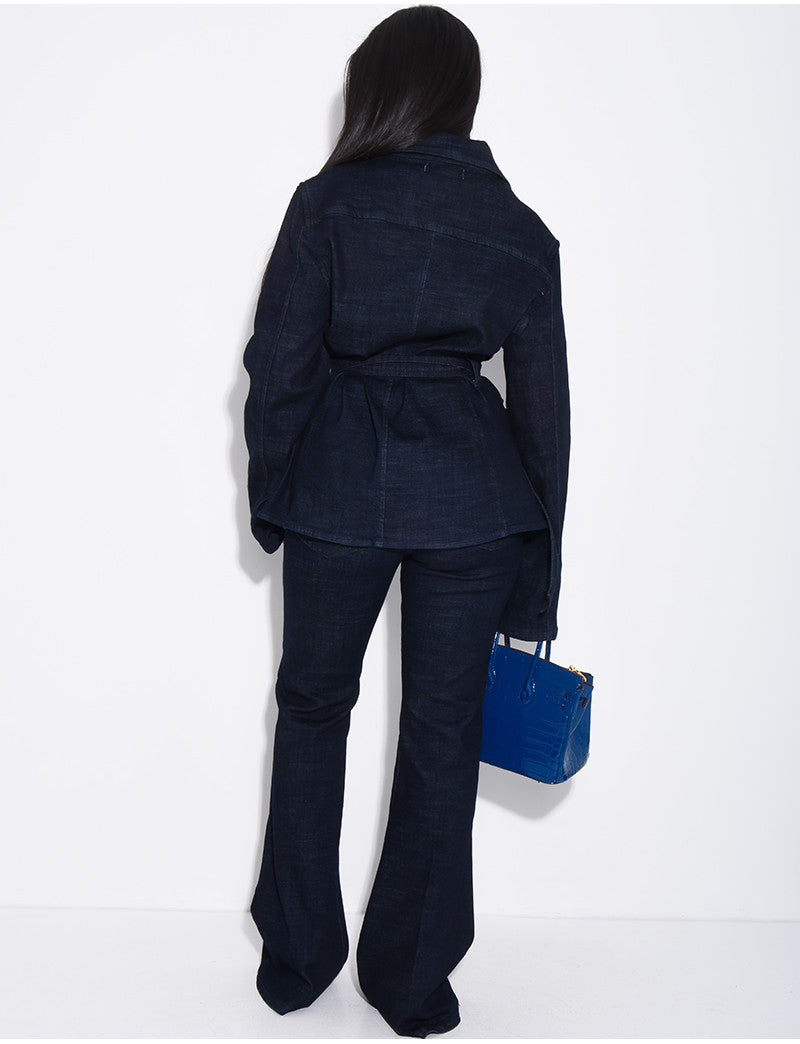 Ensemble en jeans pantalon coupe flare et blazer à boutons officiers