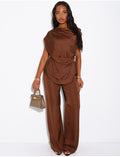 Ensemble fluide satiné top broche dorée et pantalon droit