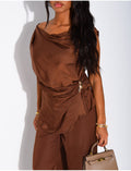 Ensemble fluide satiné top broche dorée et pantalon droit