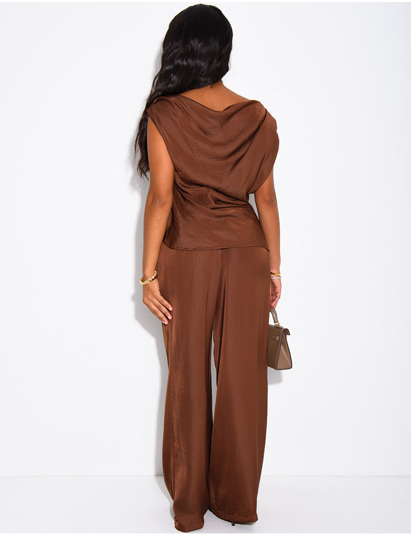 Ensemble fluide satiné top broche dorée et pantalon droit