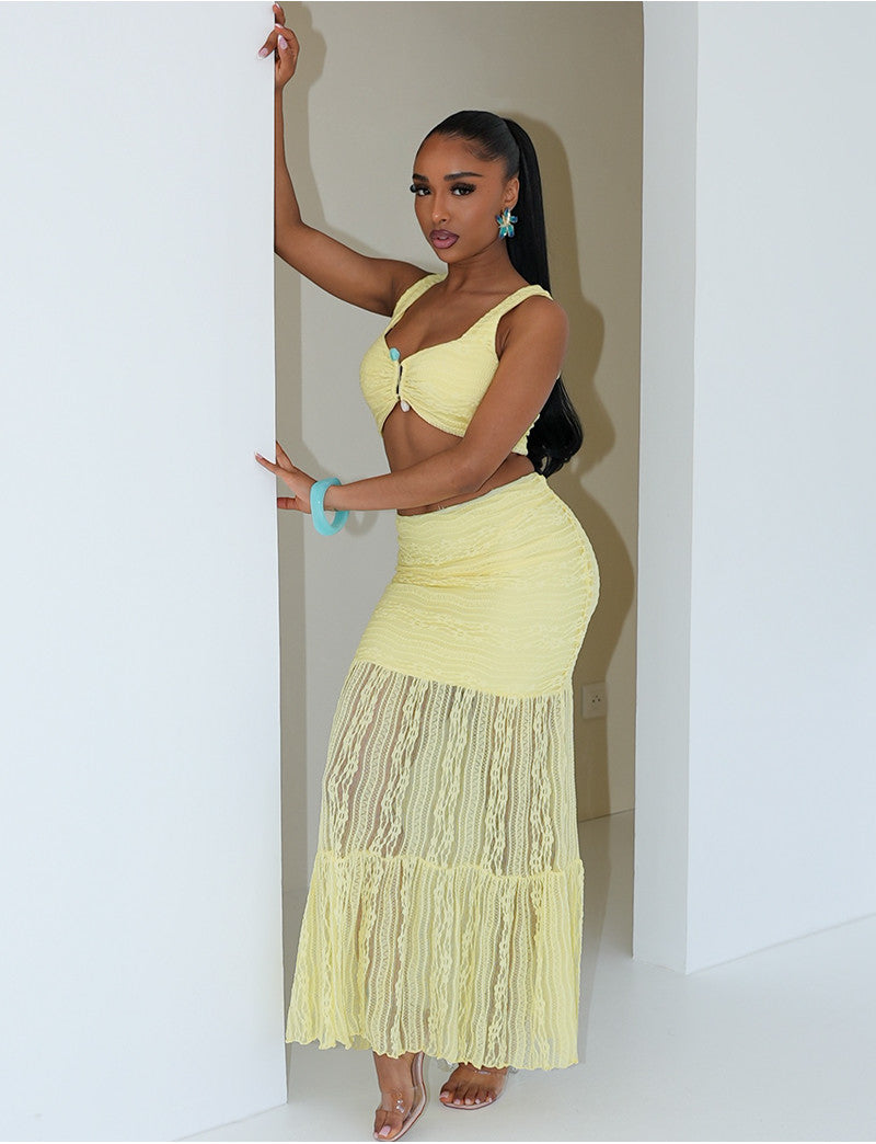 Ensemble croptop et jupe longue en dentelle orné d'un bijoux