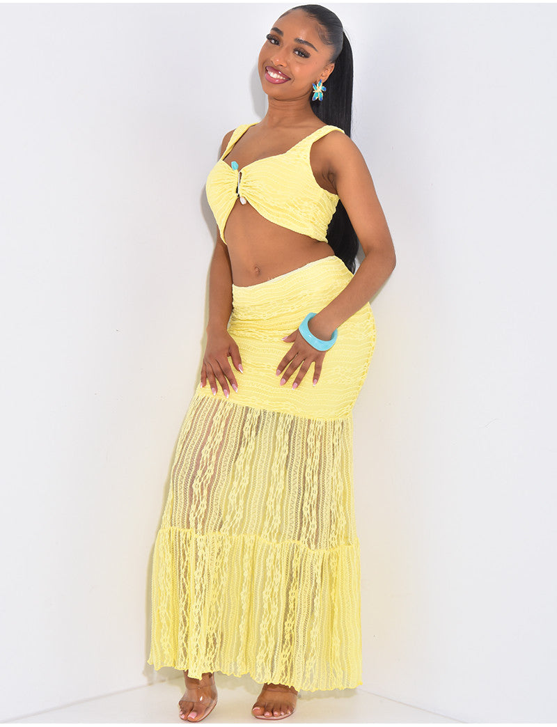 Ensemble croptop et jupe longue en dentelle orné d'un bijoux