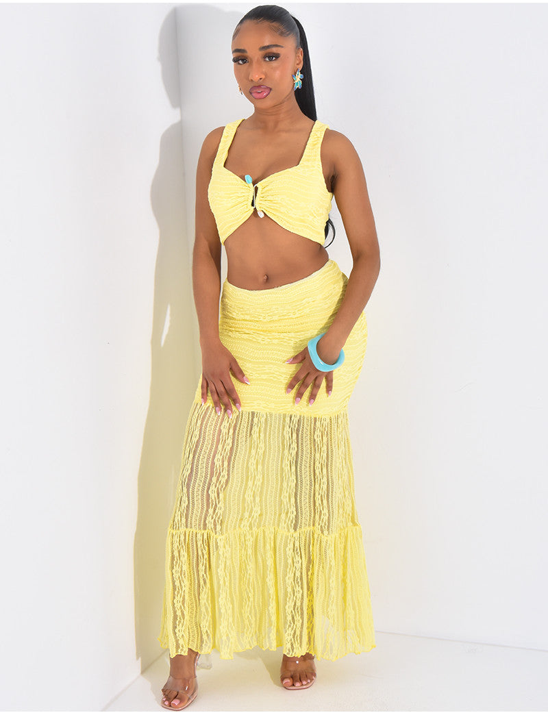 Ensemble croptop et jupe longue en dentelle orné d'un bijoux