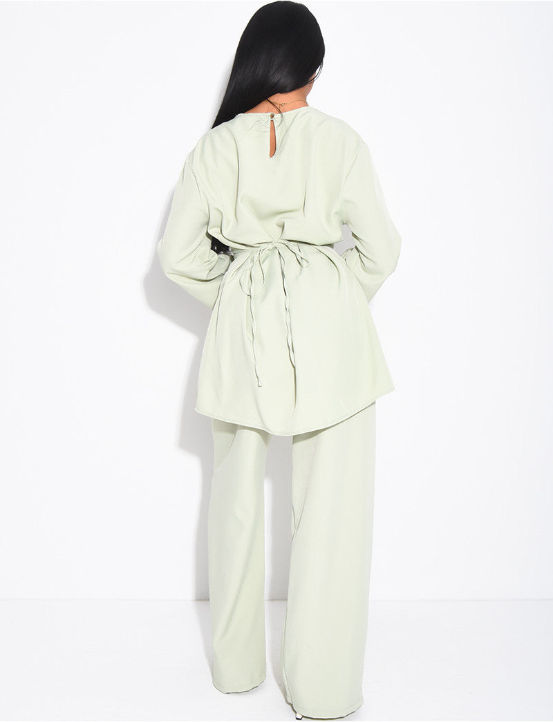 Ensemble pantalon et blouse longue à nouer dans le dos