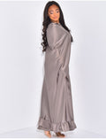 Ensemble robe en satin et cape asymétrique à volants