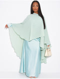 Ensemble robe manches longues en satin et cape plissée avec broche