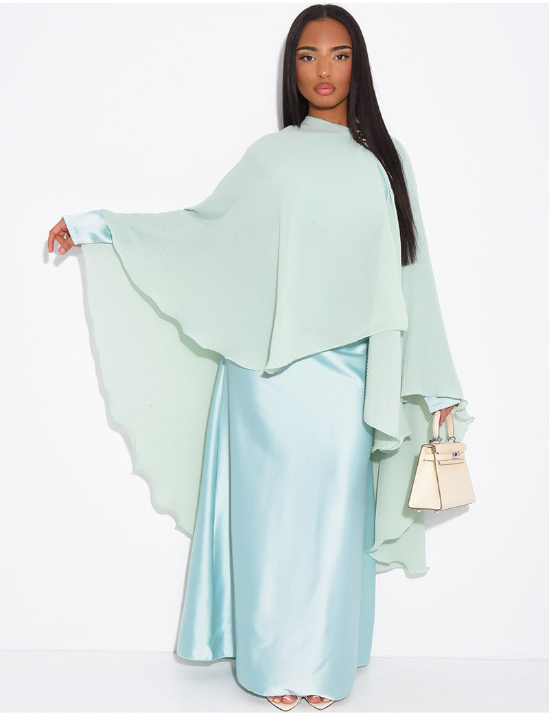 Ensemble robe manches longues en satin et cape plissée avec broche