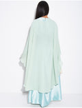 Ensemble robe manches longues en satin et cape plissée avec broche