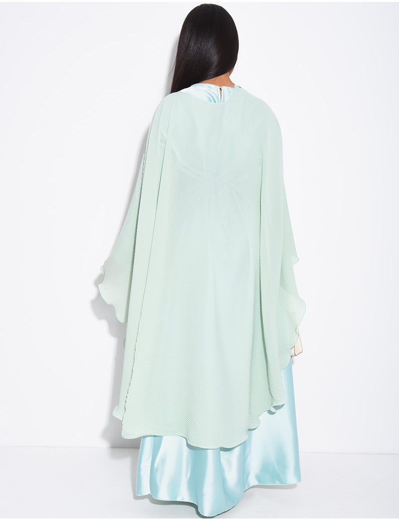 Ensemble robe manches longues en satin et cape plissée avec broche