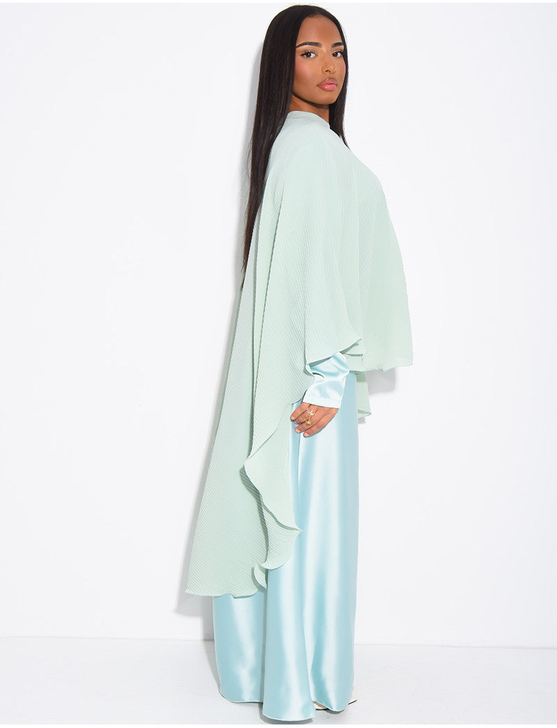 Ensemble robe manches longues en satin et cape plissée avec broche