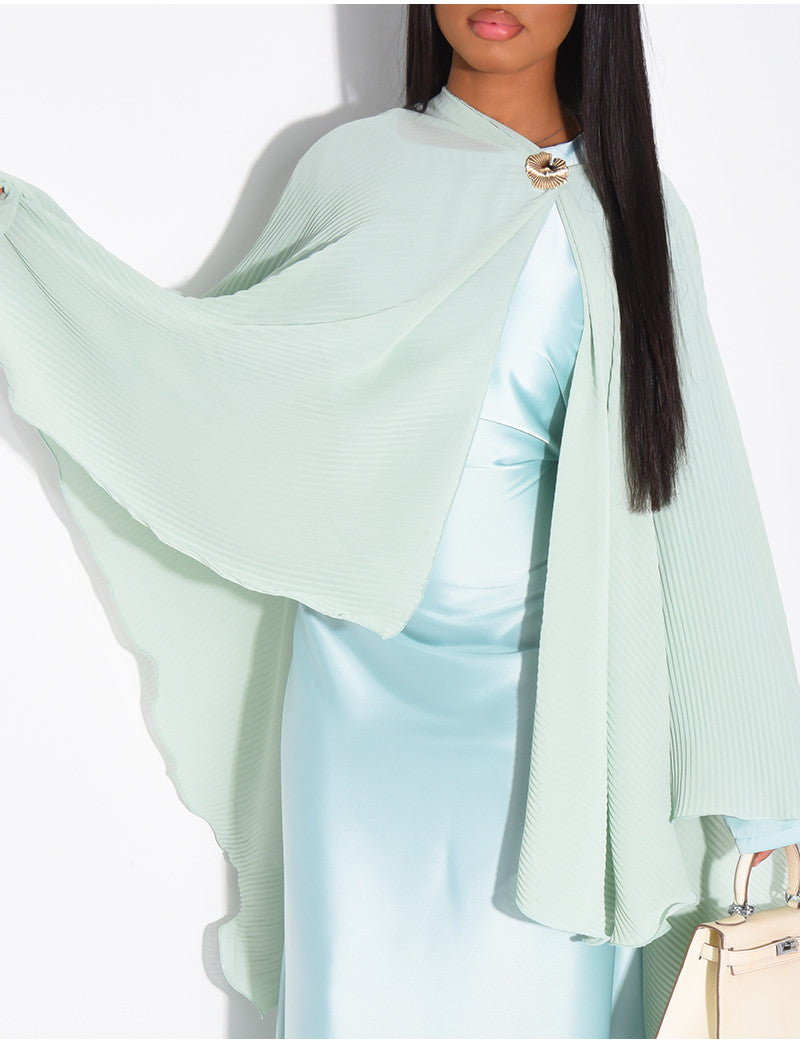 Ensemble robe manches longues en satin et cape plissée avec broche