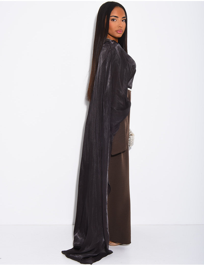 Ensemble robe en satin épais et cape en voile irrisé à bordures perlées