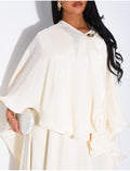 Ensemble robe sans manche évasée et cape plissée à broche