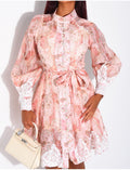 Robe courte à motifs imprimées et ceinture à la taille et bordures en dentelle