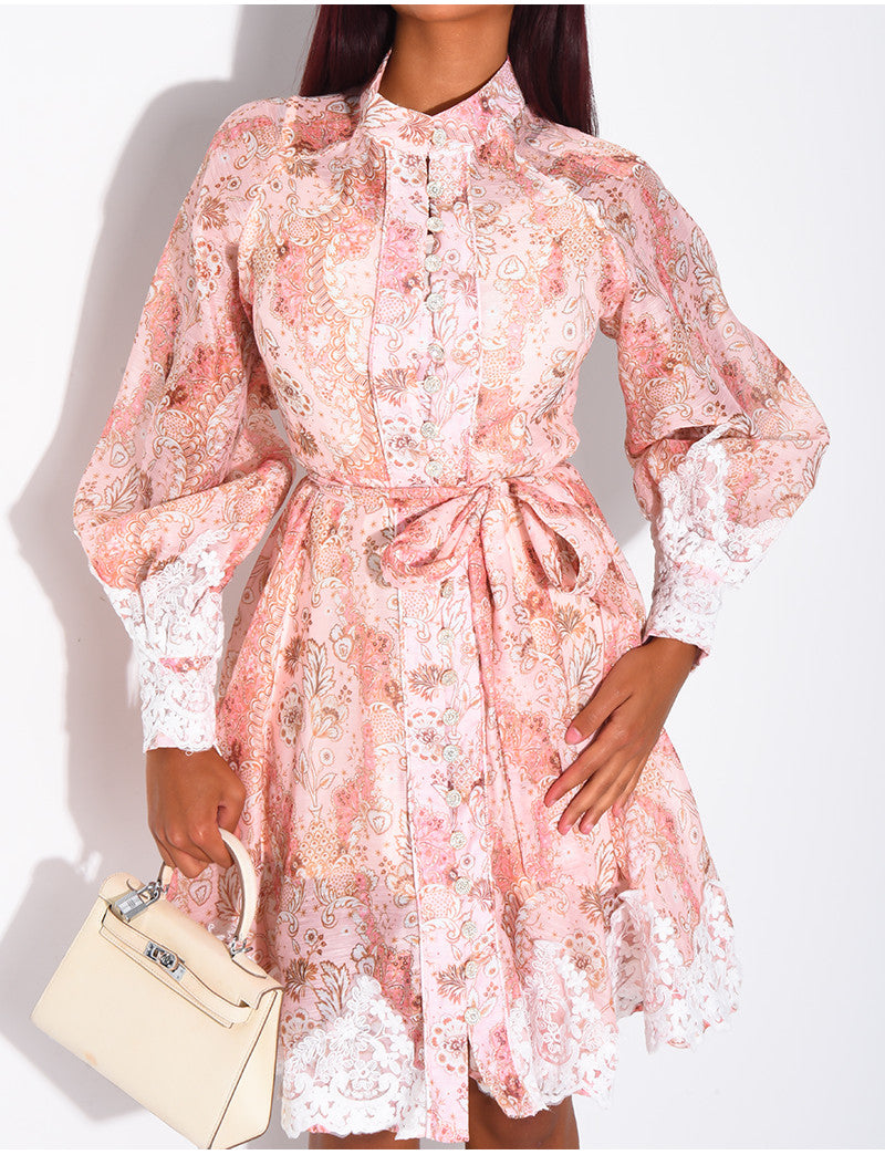 Robe courte à motifs imprimées et ceinture à la taille et bordures en dentelle