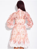 Robe courte à motifs imprimées et ceinture à la taille et bordures en dentelle