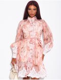 Robe courte à motifs imprimées et ceinture à la taille et bordures en dentelle