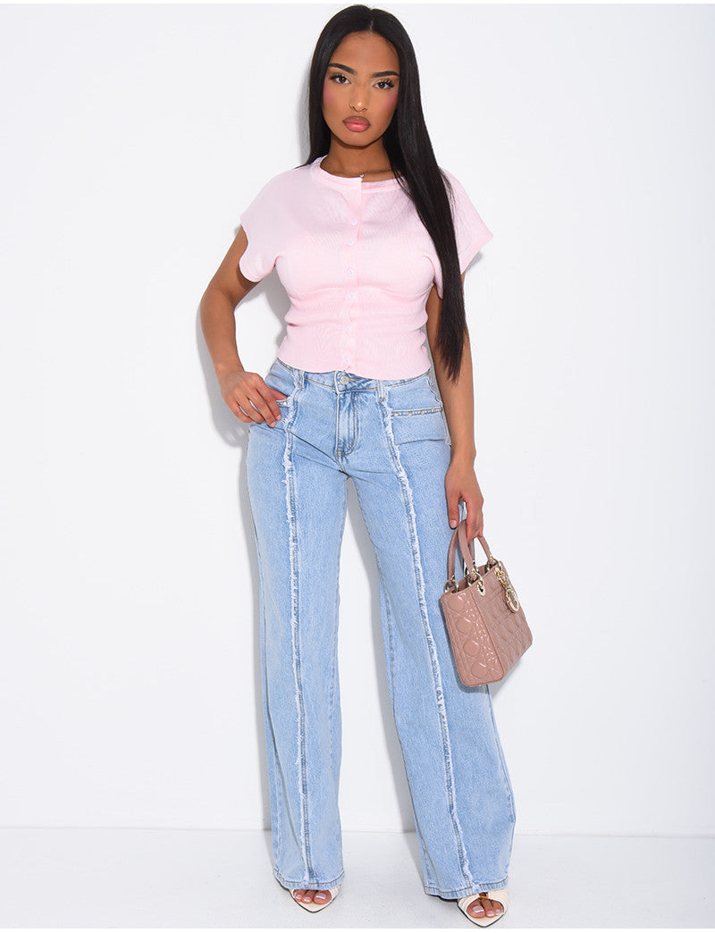 Jeans à coutures effilochées et clous sur les poches