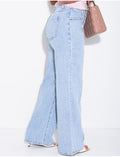 Jeans à coutures effilochées et clous sur les poches