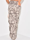 Jeans cargo camouflage rose à strass