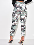 Jeans cargo camouflage resserré aux chevilles