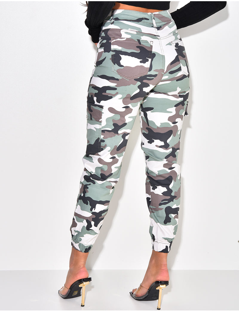 Jeans cargo camouflage resserré aux chevilles