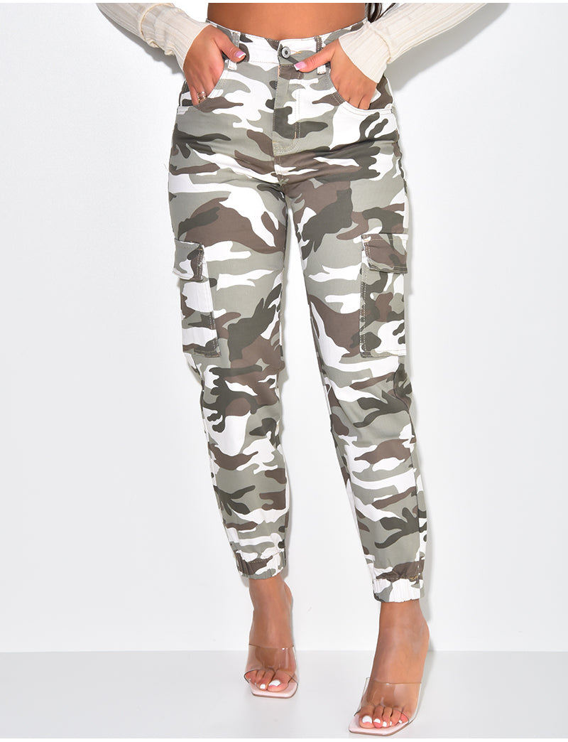 Jeans cargo camouflage resserré aux chevilles