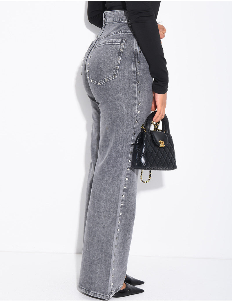 Jeans coupe droite délavé à clous sur les bordures