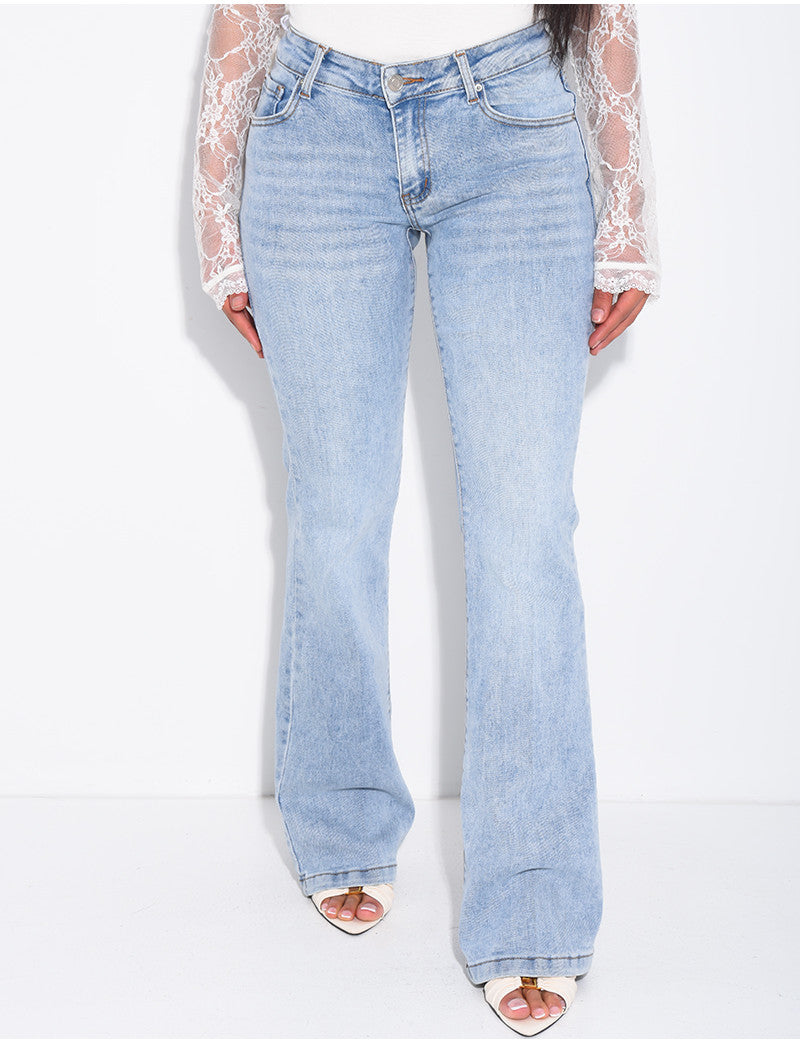 Jeans taille basse flare à broderies sur les poches