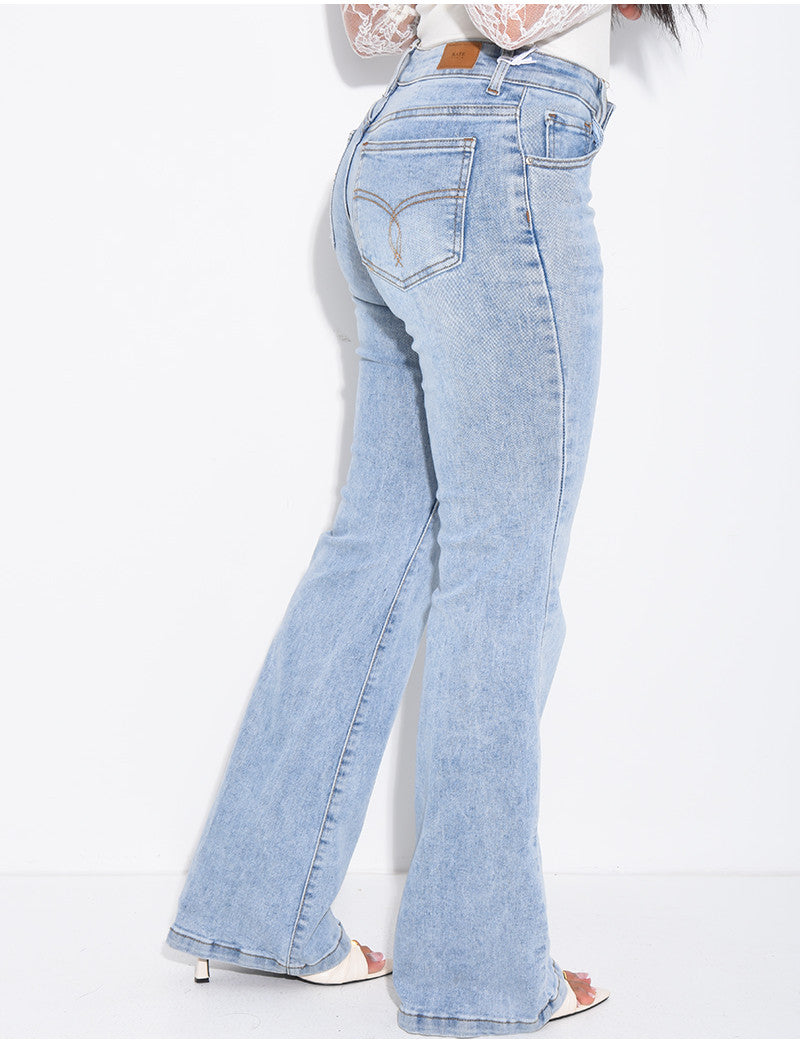 Jeans taille basse flare à broderies sur les poches