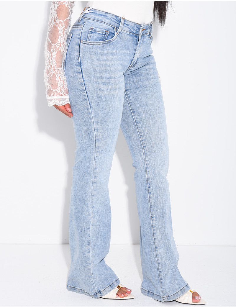 Jeans taille basse flare à broderies sur les poches