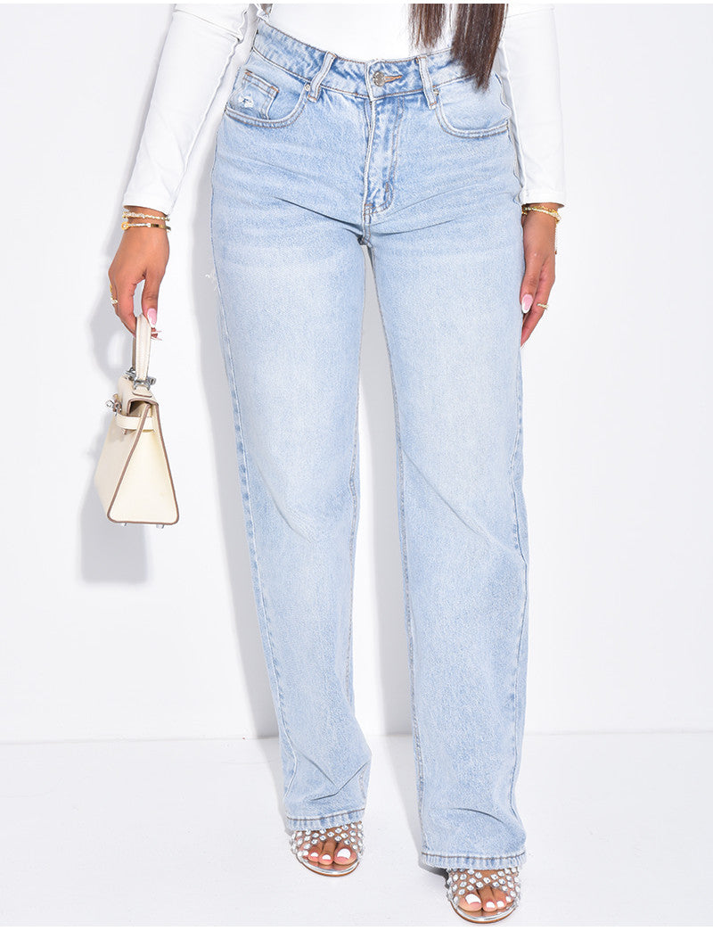 Jeans coupe droite stretchy effet destroy  & strass sur l'arrière