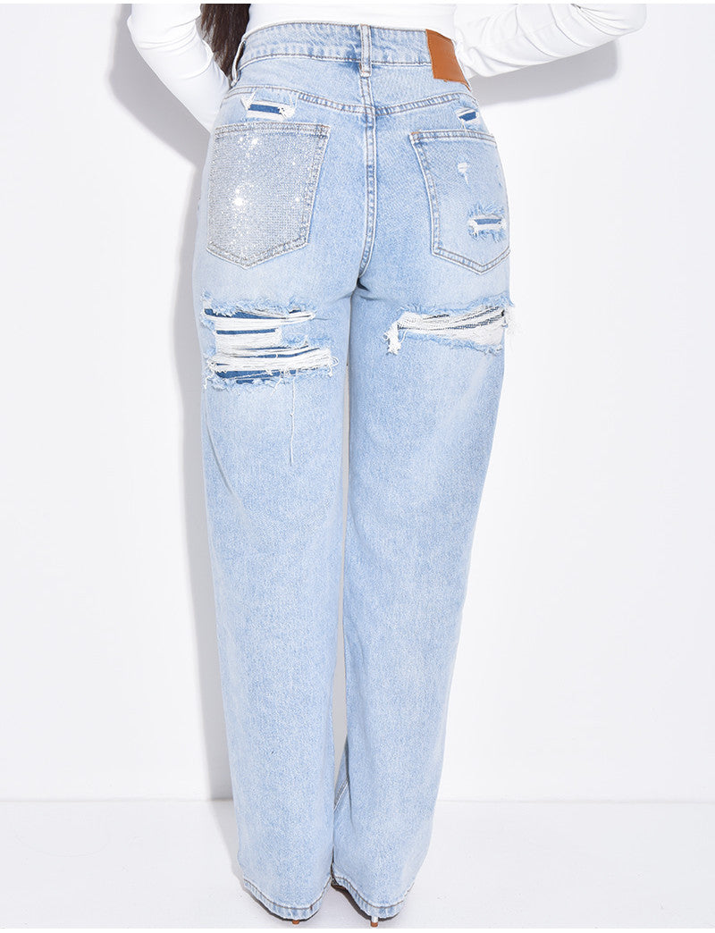 Jeans coupe droite stretchy effet destroy  & strass sur l'arrière