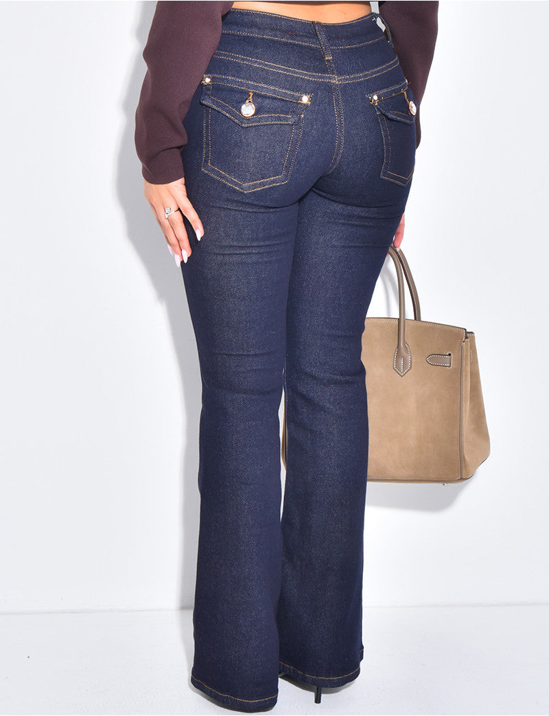 Jeans flare taille basse à poches boutons strass à l'arrière