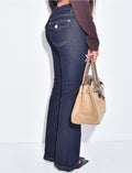 Jeans flare taille basse à poches boutons strass à l'arrière