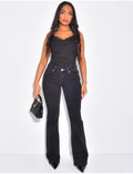 Jeans flare taille basse à poches boutons strass à l'arrière