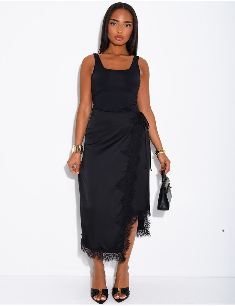 Jupe midi en satin et bordures en dentelle