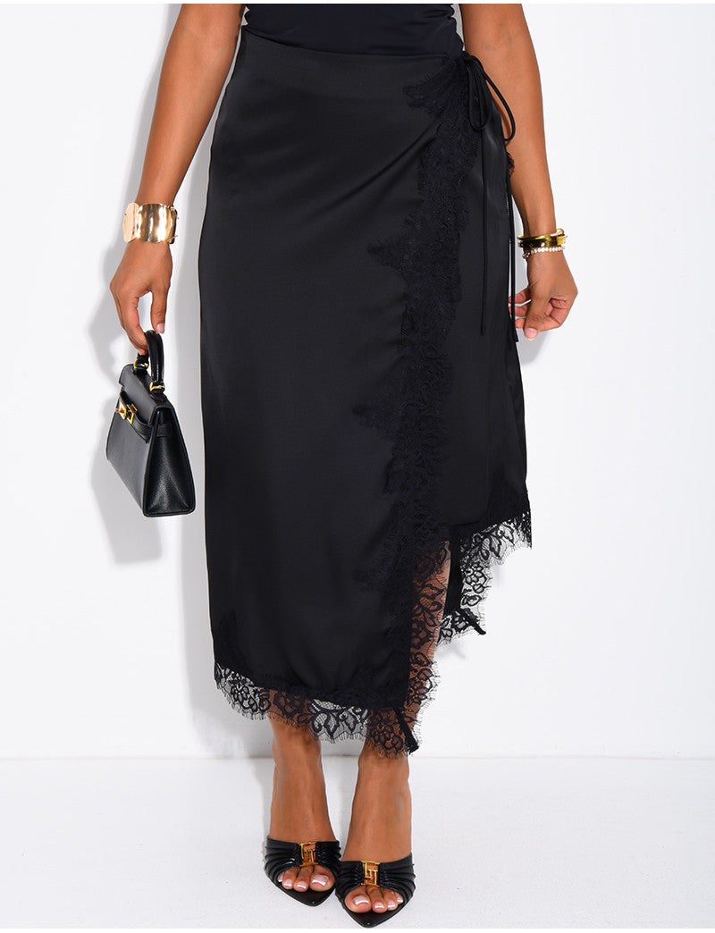 Jupe midi en satin et bordures en dentelle