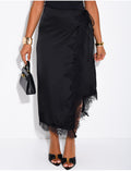 Jupe midi en satin et bordures en dentelle
