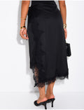 Jupe midi en satin et bordures en dentelle