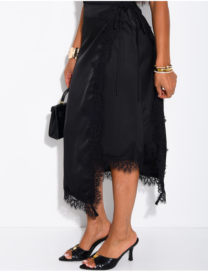 Jupe midi en satin et bordures en dentelle