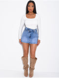 Jupe short en jeans à boutonnière croisée