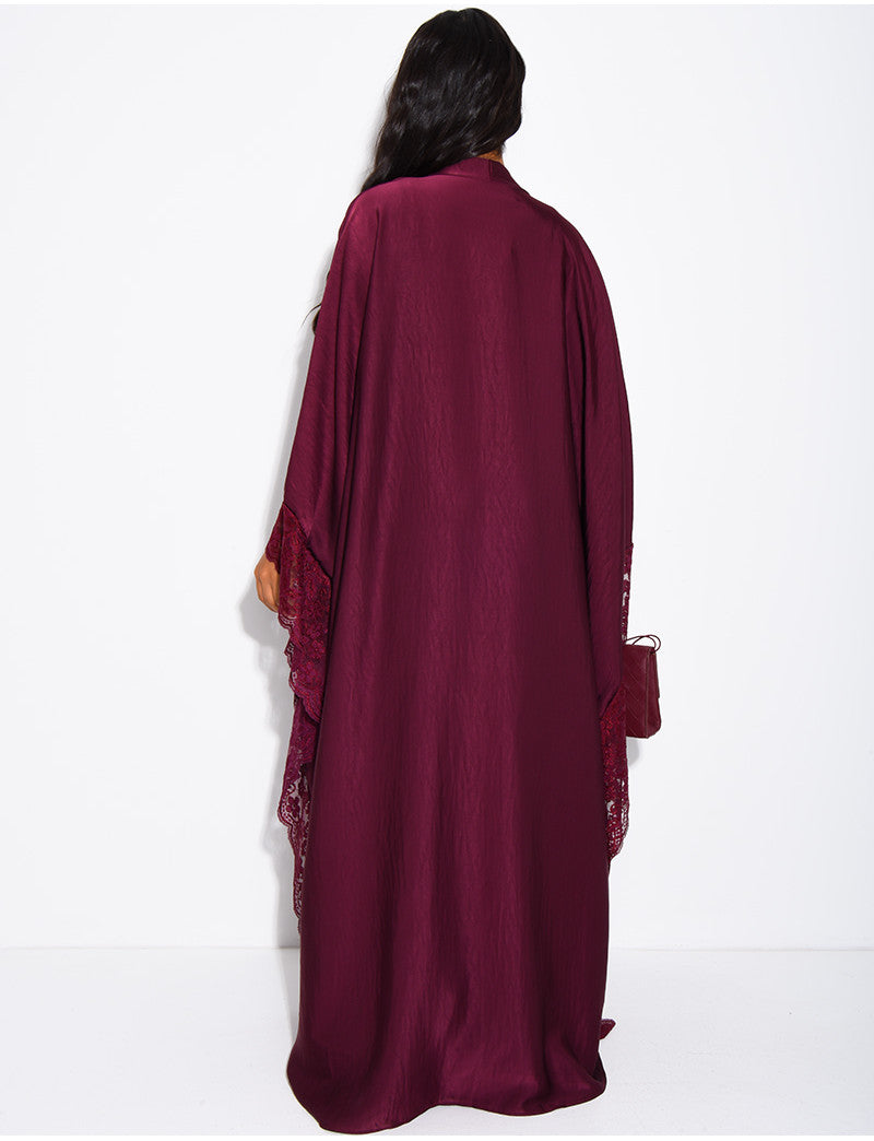 Kimono fluide en satin à bordures en dentelle
