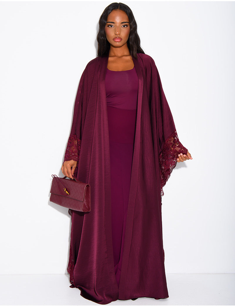 Kimono fluide en satin à bordures en dentelle