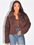 Veste courte en fourrure effet mouton bouclé marron